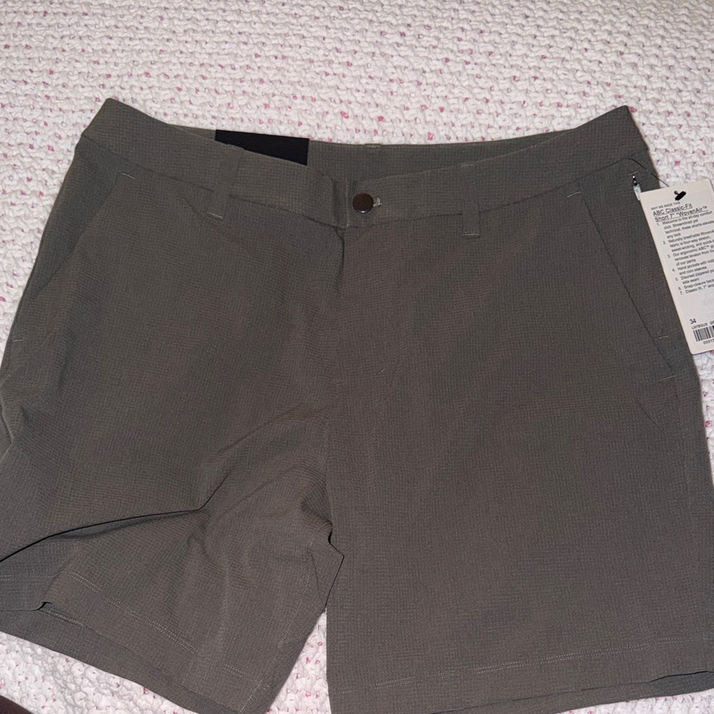 Lululemon ABC classic fit short 7 inch woven air